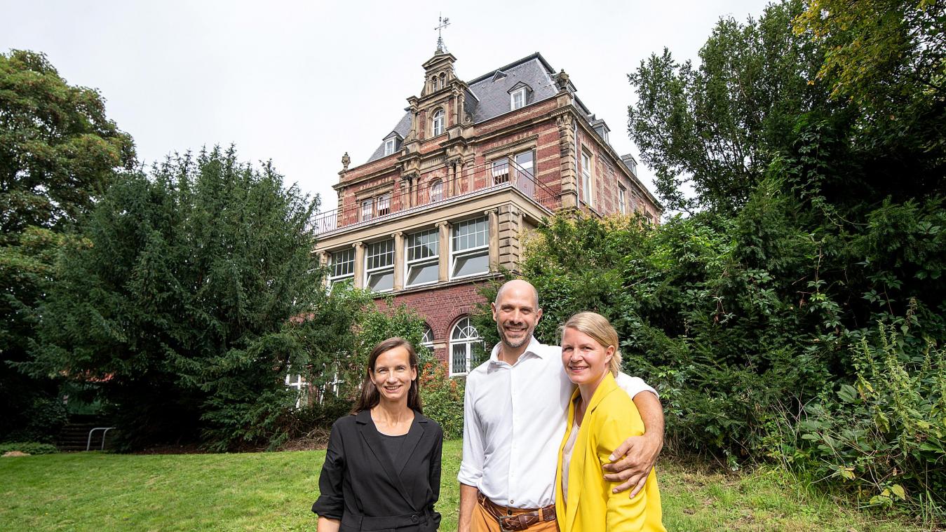 <p>Freuen sich auf den Tag des offenen Denkmals am 10. September: (v.l.) Stadtkonservatorin Monika Krücken mit Robert und Jenna Prahl vor der Villa Monheim. Führungen durch die Villa, die derzeit umfassend saniert wird, gehören zum Programm des Denkmaltags.</p>