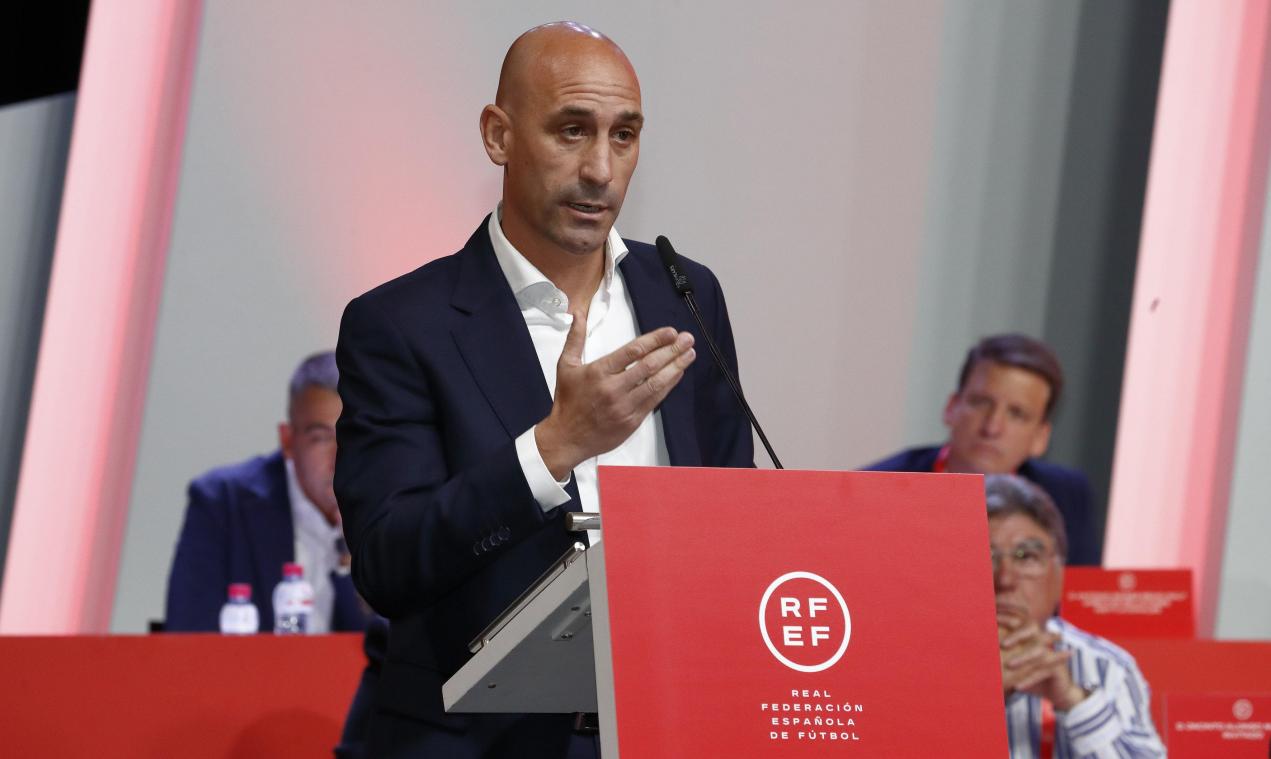 <p>Luis Rubiales, Präsident des spanischen Fußballverbandes RFEF, spricht bei der Außerordentlichen Generalversammlung des Verbandes in Madrid. Rubiales hat nach dem Kuss-Eklat einen Rücktritt als Präsident des spanischen Fußballverbandes RFEF abgelehnt.</p>