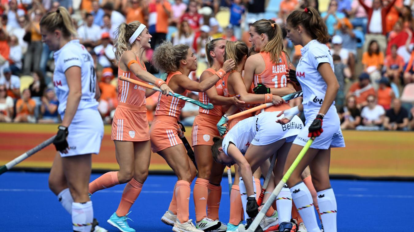 <p>Die Spielerinnen aus den Niederlanden bejubeln das Tor zum 1:0.</p>