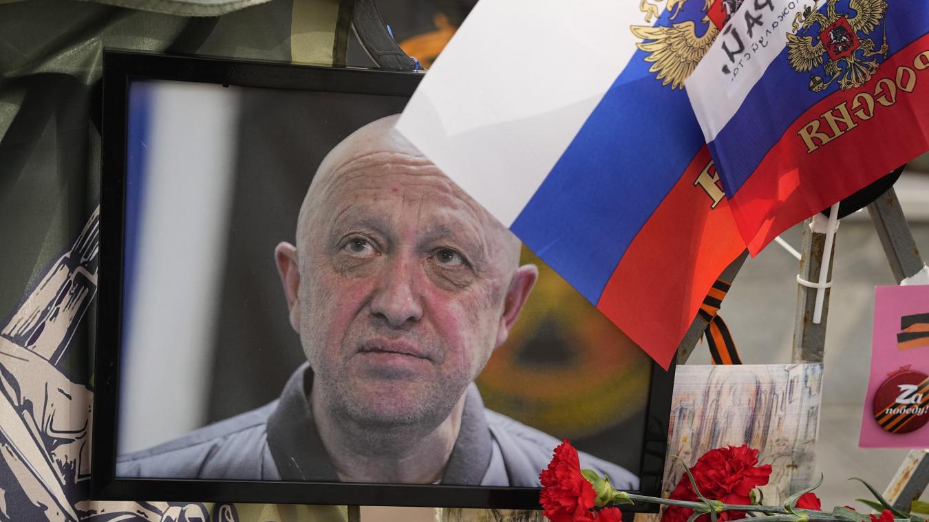 <p>Ein Porträt des russischen Söldnerführers Jewgeni Prigoschin steht an einer informellen Gedenkstelle in der Nähe des Kremls.</p>