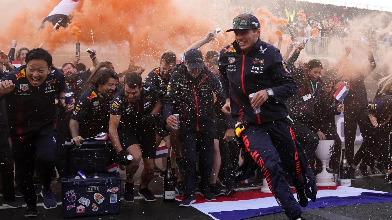 <p>Max Verstappen feiert nach seinem Sieg in Zandvoort mit seinem Team.</p>
