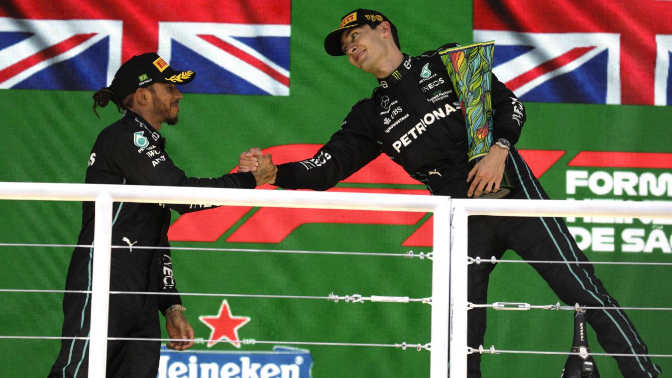 <p>Lewis Hamilton (links) und George Russell (rechts) fahren weiter im Mercedes.</p>