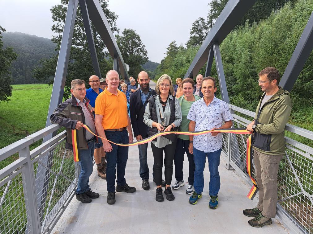 <p>Symbolischer Akt: In Anwesenheit von Vertretern der Nachbargemeinden Winterspelt, Weiswampach und Gouvy konnte Bürgermeisterin Marion Dhur die neue Brücke über die Our in Auel offiziell ihrer Bestimmung übergeben.</p>