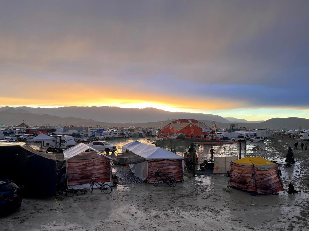 <p>Zelte stehen zwischen Pfützen und Matsch auf dem Gelände des Festivals „Burning Man“.</p>