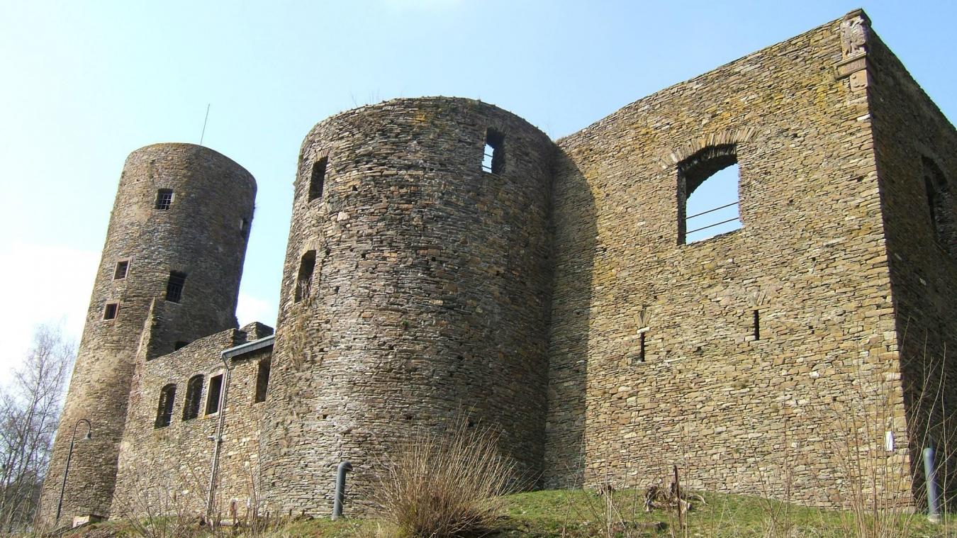 <p>1148 erstmals schriftlich erwähnt, ist die Burg Reuland heute eine der größten Burgruinen der Region. Sie ist aus Schieferstein erbaut und hat heute fünf Türme.</p>