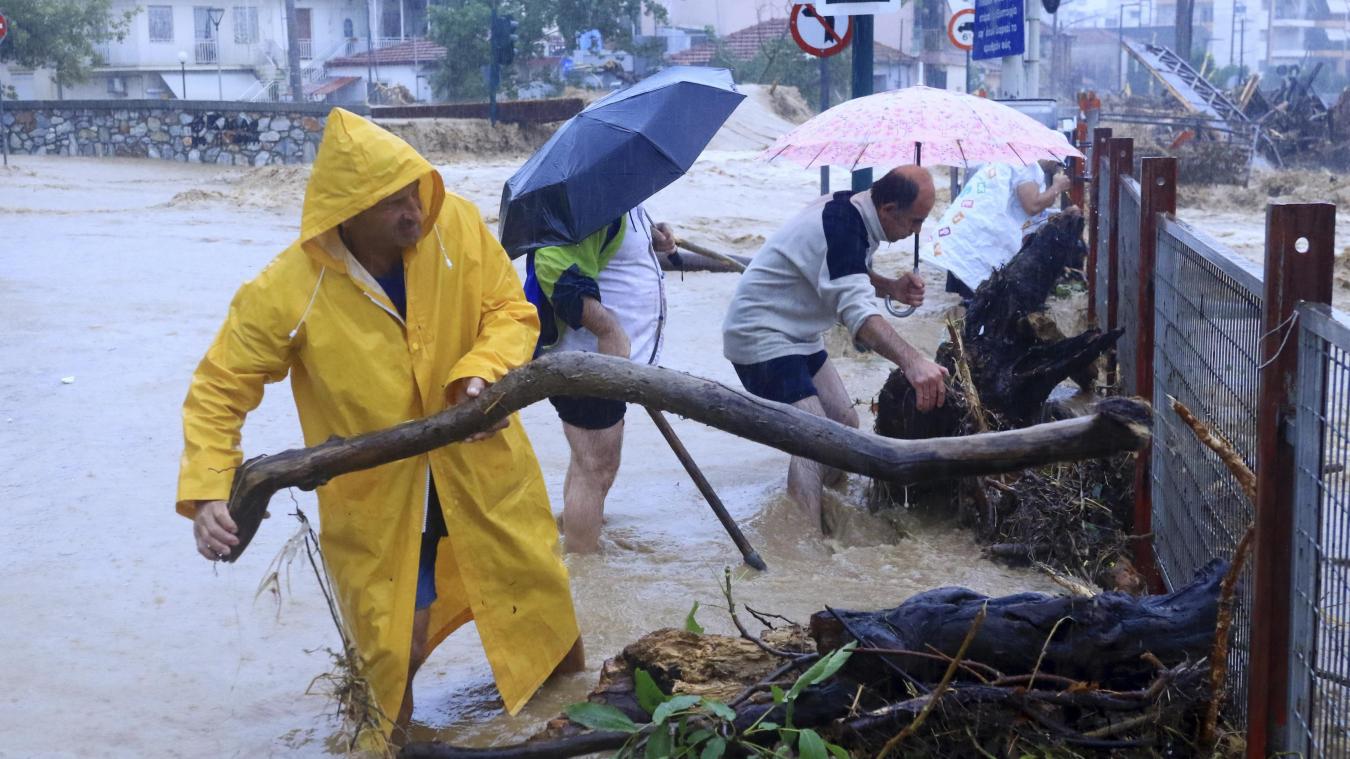 <p>Anwohner entfernen Trümmer aus einem überfluteten Gebiet in Volos.</p>