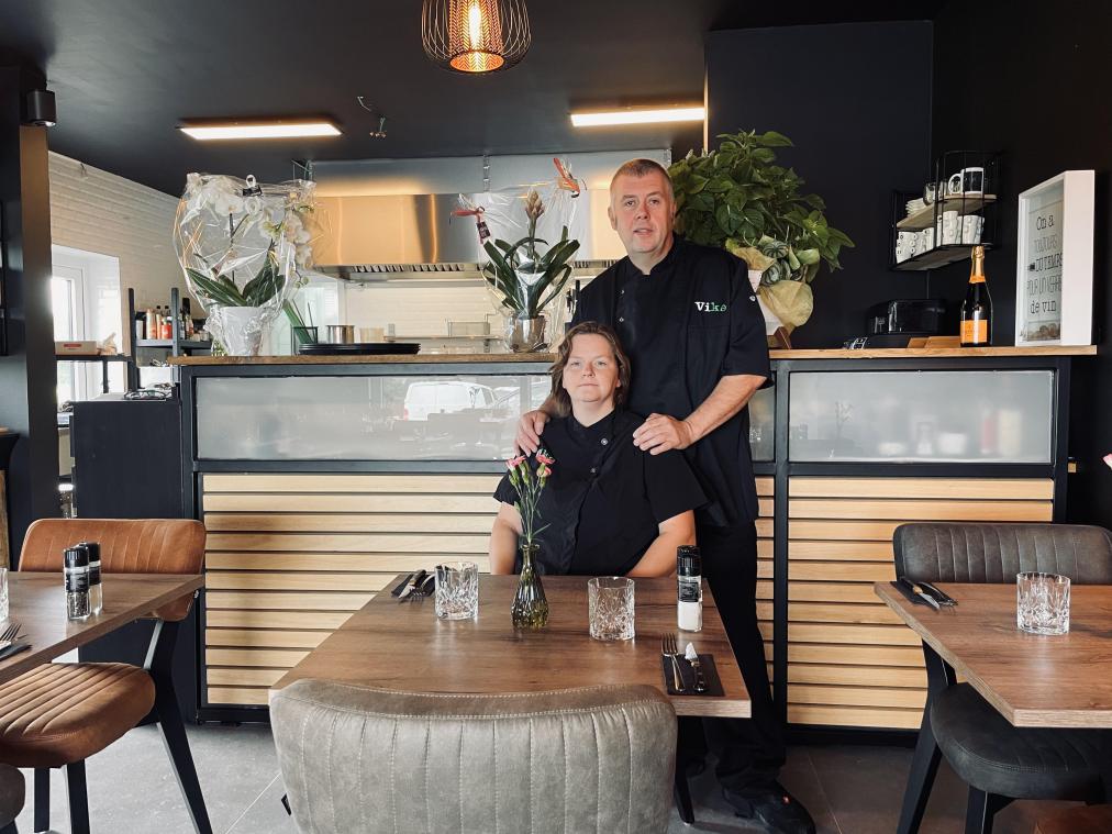 <p>Vincent Cools und Kelly Tytgadt, hier vor der Bar und der offenen Küche ihres „VIKE“, haben in Baelen ein neues Kapitel aufgeschlagen.</p>