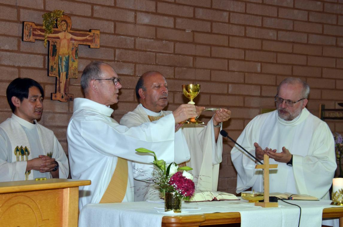 <p>Während des Gottesdienstes: Sekretär In Je Hwang, Diakon Guy Schyns, Nuntius Coppola und Ostbelgiens Bischofsvikar Emil Piront (v. l.)</p>
