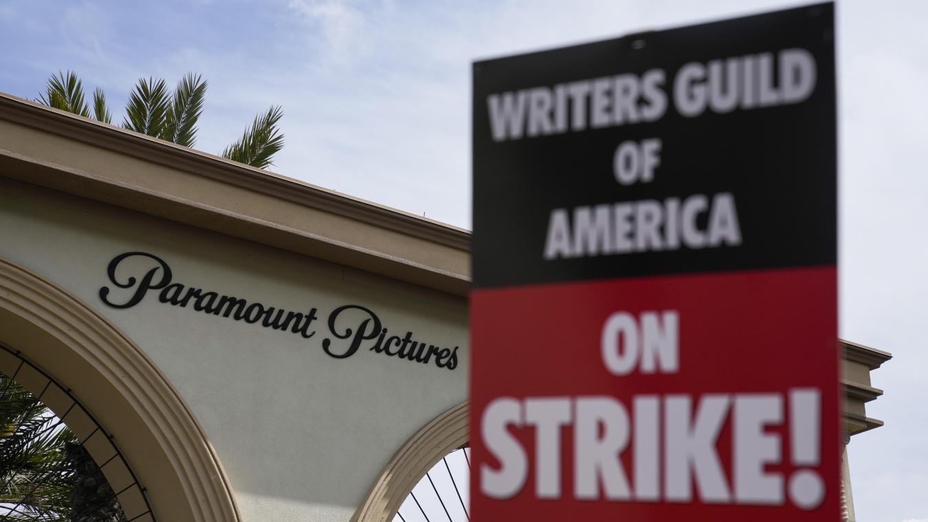 <p>Mitglieder der Writers Guild of America demonstrierten vor Paramount Pictures.</p>