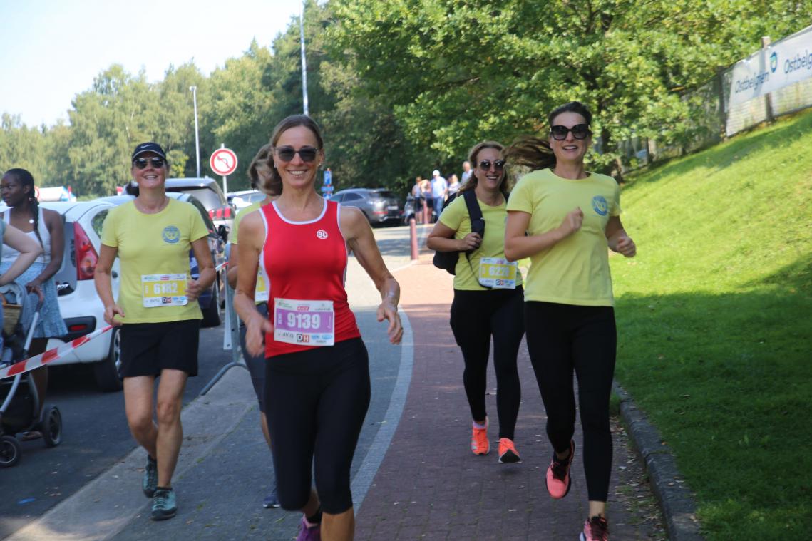 <p>[Video] Rund 260 Frauen machen beim siebten „Ladies Run and Walk“ am Sonntag auf das Thema Brustkrebs aufmerksam</p>
