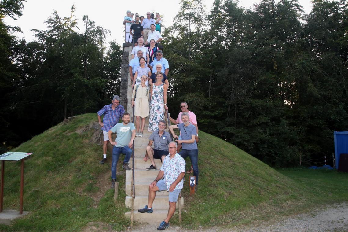 <p>Die Wandergruppe und die Ehrengäste erklommen den sechs Meter hohen Baltia-Hügel.</p>