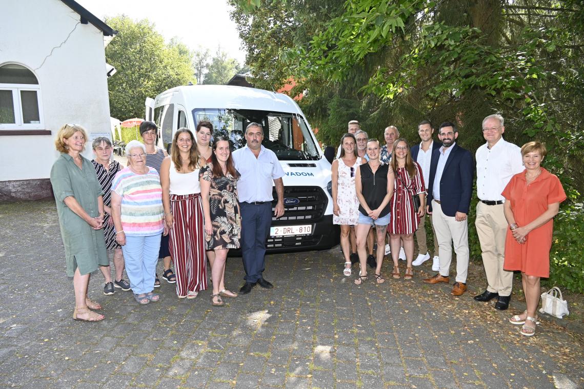 <p>Ein echtes Plus für das Seniorendorfhaus Schönberg: Für den Transport der Besucher steht mittlerweile ein Kleinbus der Marke Ford Transit zur Verfügung.</p>
