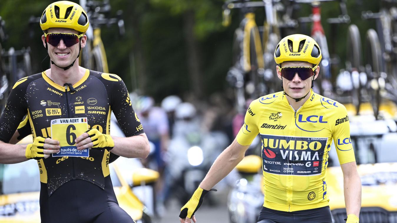 <p>Nathan Van Hooydonck (links) habe berührt reagiert, als er erfuhr, dass sein Teamkollege Jonas Vingegaard (rechts) ihm seinen Etappensieg bei der Vuelta gewidmet hatte.</p>