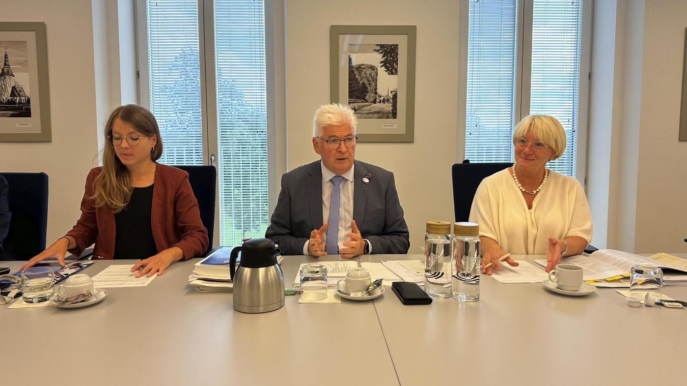 <p>Parlamentspräsident Charles Servaty mit den Vizepräsidentinnen Liesa Scholzen (l.) und Patricia Creutz-Vilvoye</p>