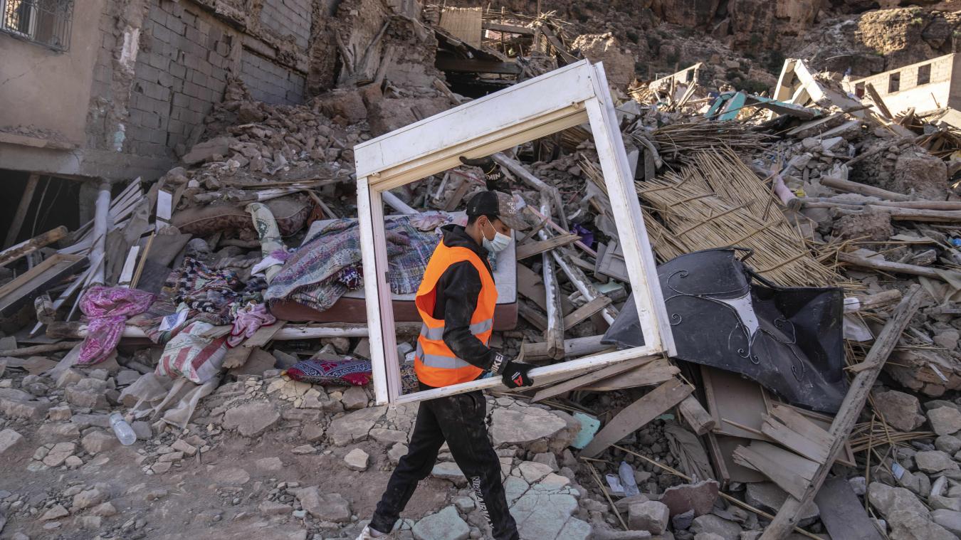 <p>Ein Freiwilliger sammelt Möbel aus Häusern, die durch das Erdbeben beschädigt wurden, in der Stadt Imi N'tala, außerhalb von Marrakesch.</p>