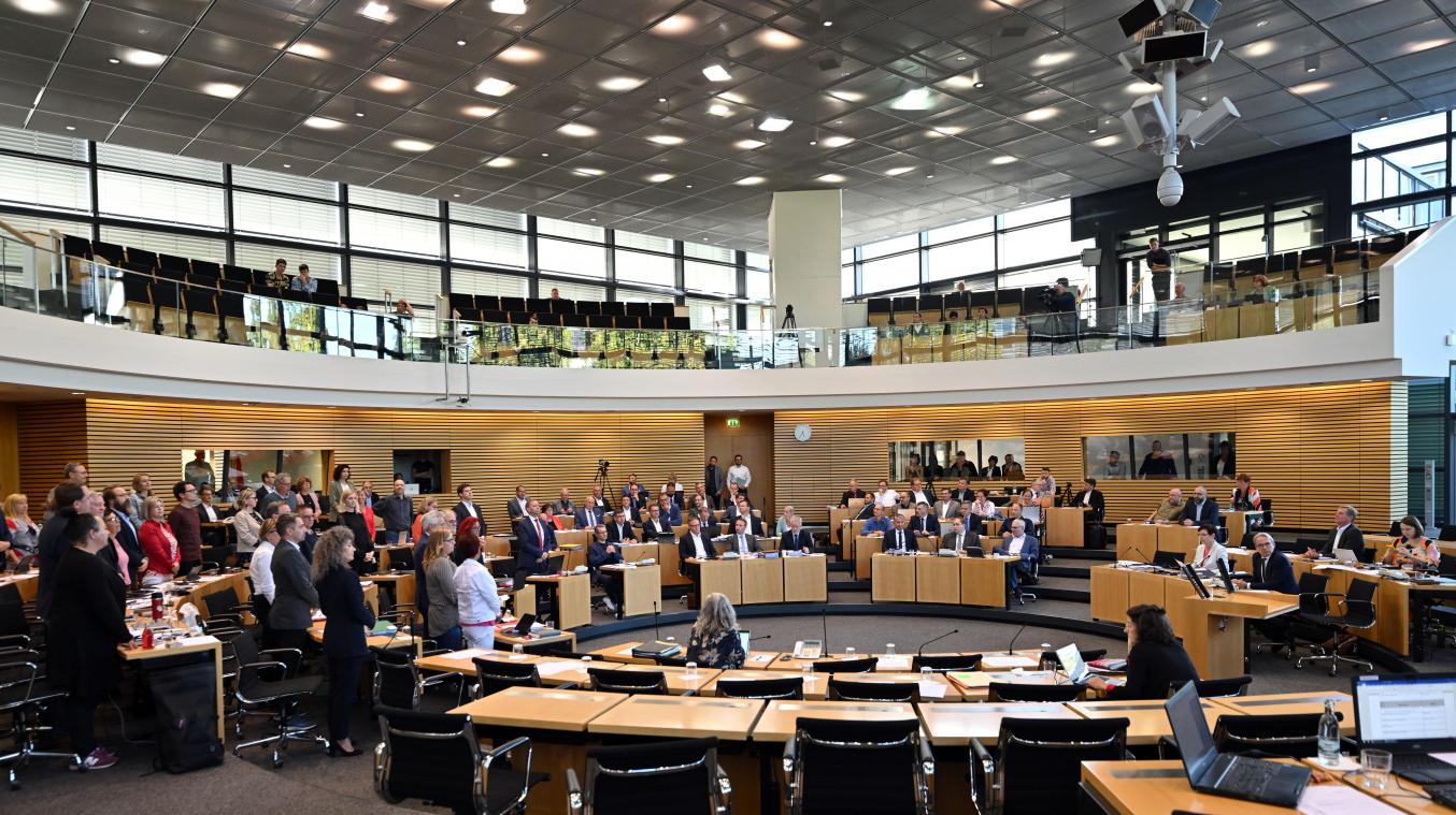 <p>Abgeordnete stimmen am Donnerstag über die Grunderwerbssteuer im Plenarsaal des Thüringer Landtag ab.</p>