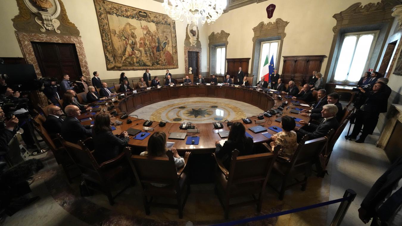 <p>Giorgia Meloni (hinten Mitte) führte den Vorsitz bei der Zusammenkunft ihres ersten Ministerkabinetts im Ministerpräsidentenpalast Chigi.</p>