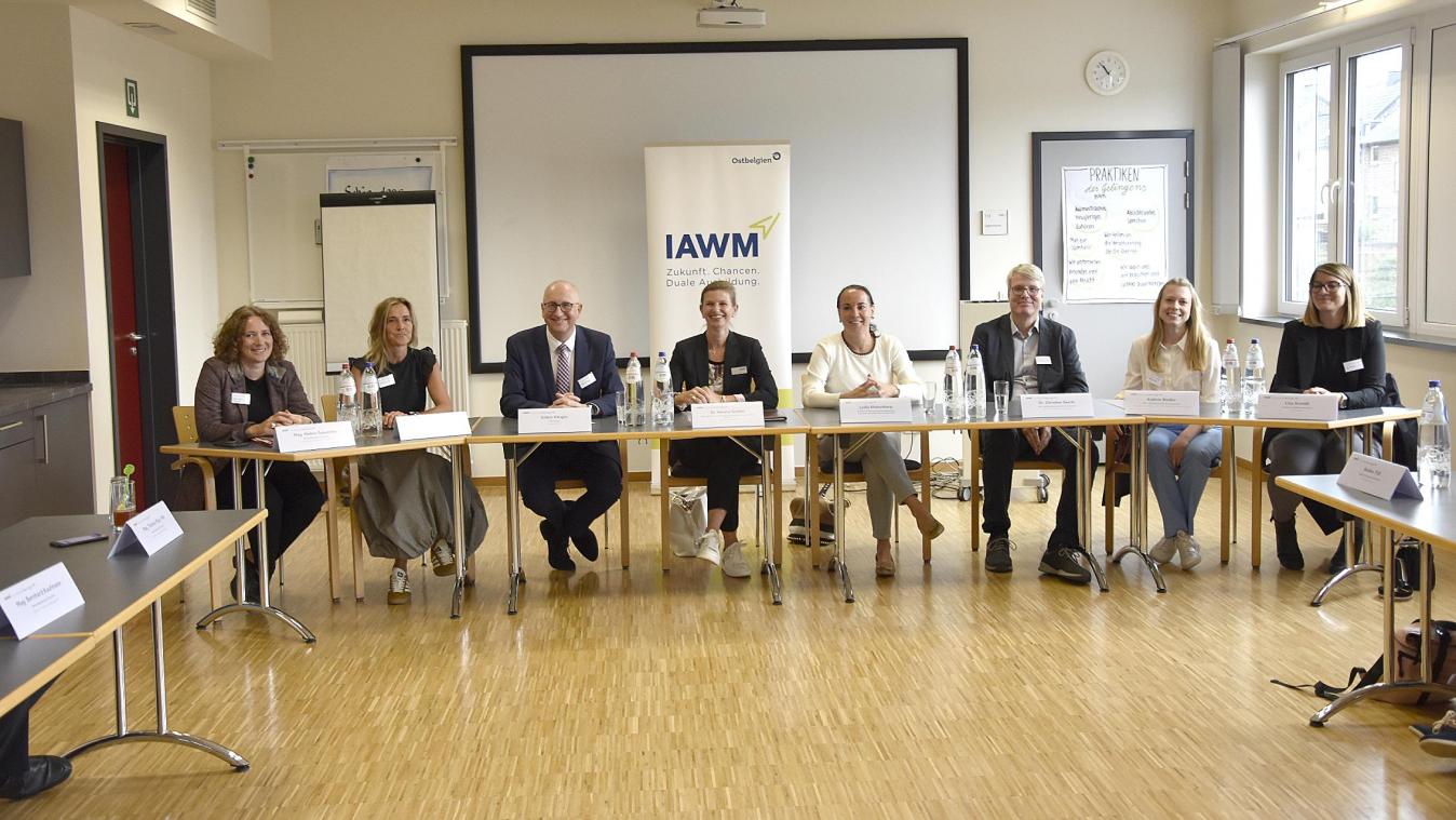 <p>Bildungsministerin Lydia Klinkenberg (4.v.r.) mit den Vertreterinnen und Vertretern des „Europäischen Kammertreffens“ im ZAWM Eupen.</p>