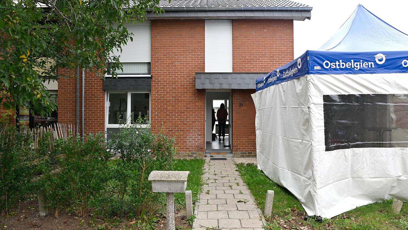 <p>Die Doppelhaushälfte im Wohngebiet Bergscheid in Raeren dient als Flüchtlingsunterkunft. Am Freitagnachmittag wurde diese offiziell eingeweiht – daher auch das Zelt im Vorgarten.</p>