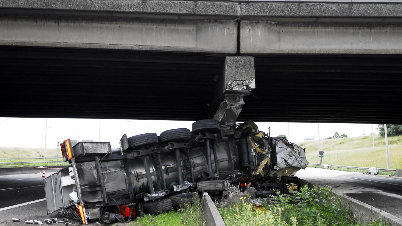 <p>Im August 2019 fuhr ein Lkw auf die Unterseite der Brücke. Der Lkw geriet in Brand und beschädigte einen der Stahlträger der Brücke. Seitdem ist die Brücke für den motorisierten Verkehr gesperrt.</p>