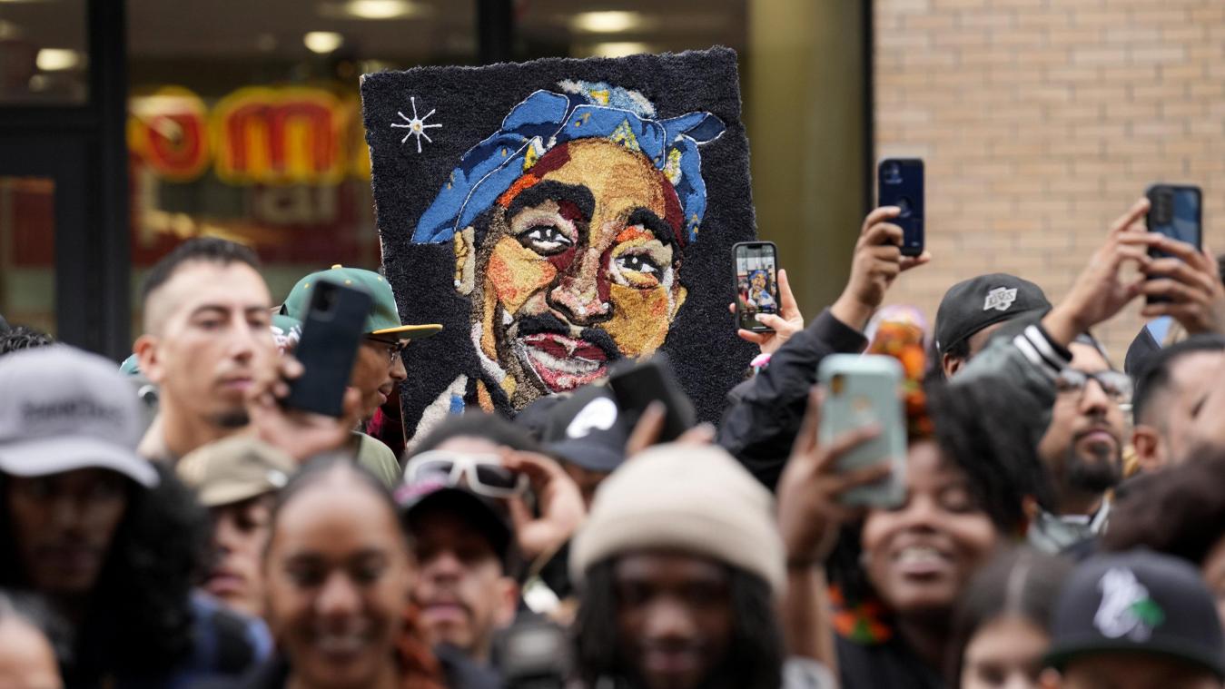 <p>Fans halten ein Bild des verstorbenen Rappers Tupac Shakur, während einer Zeremonie, bei der Shakur mit einem Stern auf dem Hollywood Walk of Fame geehrt wird. Rund 27 Jahre nach dem Mord an dem US-Rapper Tupac Shakur wird ein Verdächtiger des Mordes beschuldigt.</p>