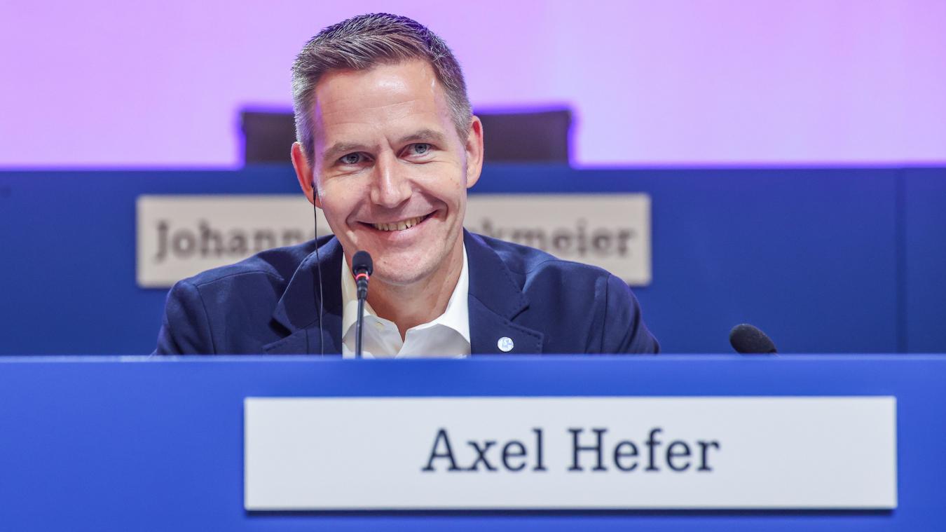<p>Schalkes Aufsichtsratsvorsitzender Axel Hefer bei der Mitgliedversammlung im Juni</p>