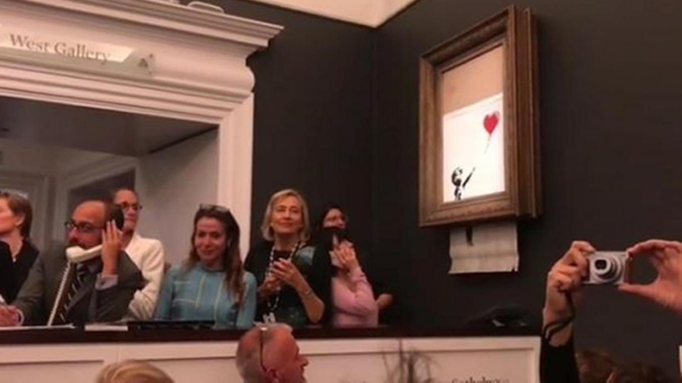 <p>Das Videostandbild von Banksys Instagram-Account zeigt das Werk „Girl with Balloon“, das kurz nach seiner Versteigerung geschreddert wird.</p>