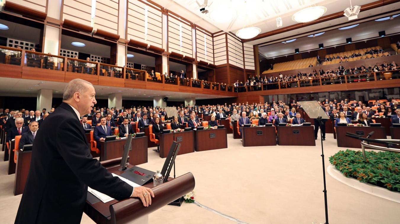 <p>Dieses von der Regierungspartei AKP zur Verfügung gestellte Bild zeigt Recep Tayyip Erdogan, Präsident der Türkei, bei der Teilnahme an der Eröffnungssitzung des Legislaturjahres des türkischen Parlaments am 1. Oktober.</p>