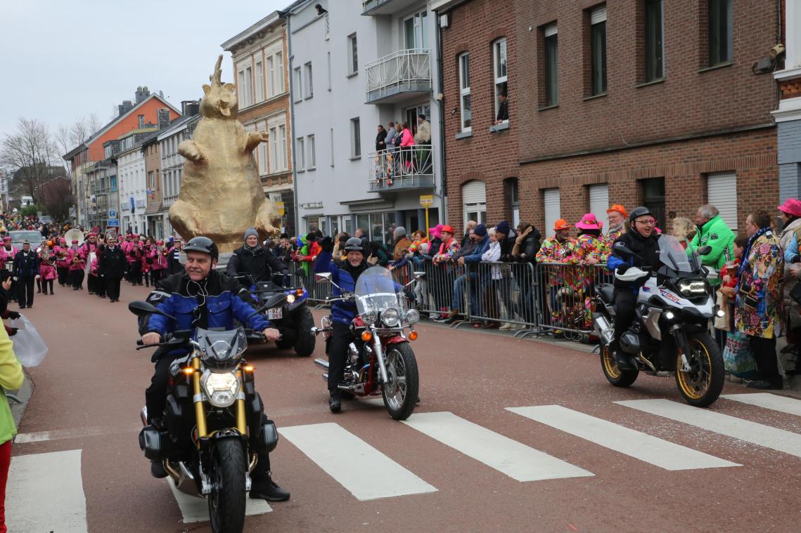 <p>Auf dem Motorrad fürhrt die Karnevalspolizei den Rosenmontagszug an.</p>