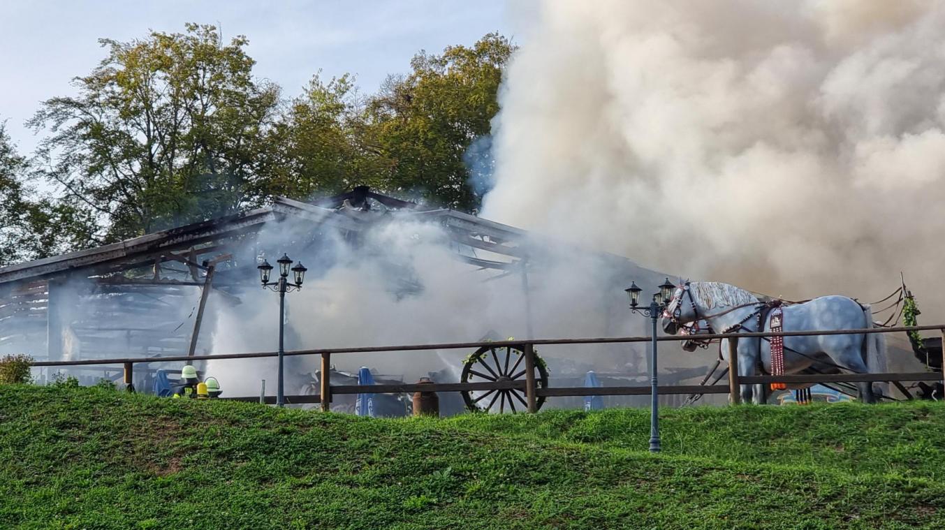 <p>Die Eventhalle „Sterndl Alm im Eifelpark Gondorf brannte, die Rauchsäule des Feuers war aus weiter Entfernung zu sehen.</p>