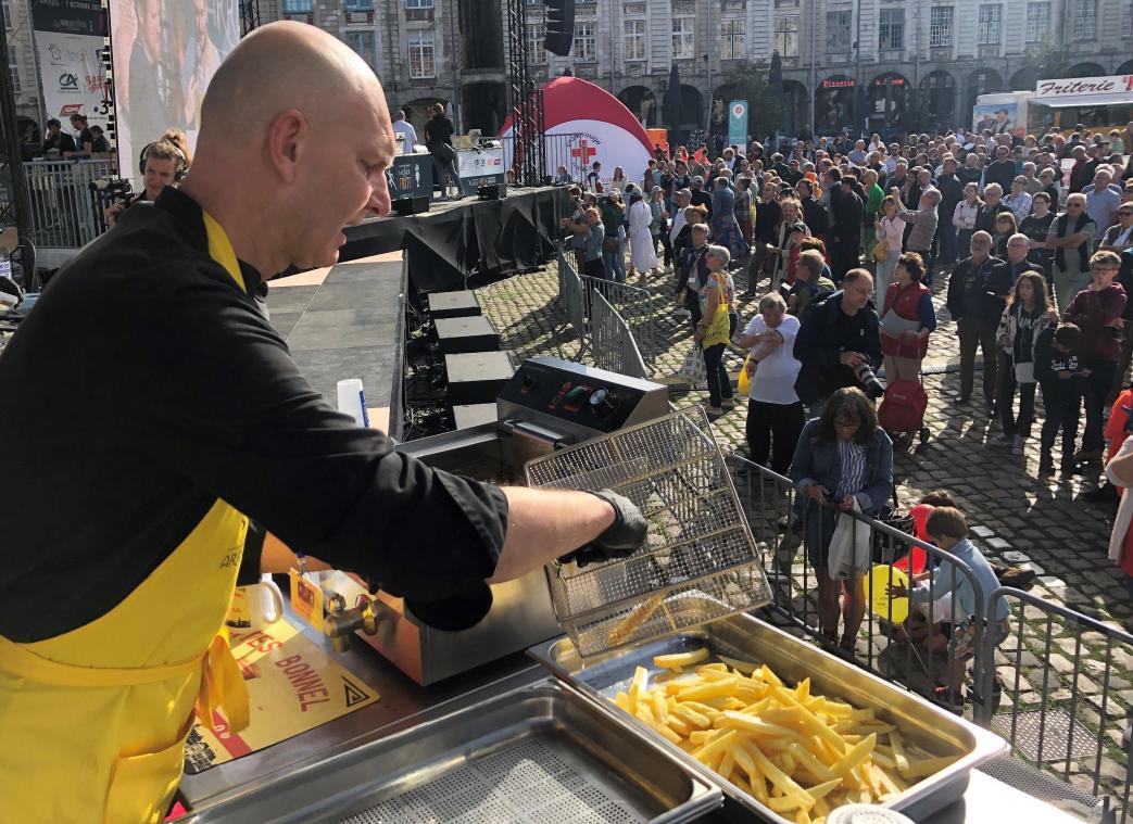 <p>Gastronom Vincent Pécourt bereitet Pommes-frites zu. Dutzende Fritten-Gastronomen treten auf dem Großen Platz von Arras bei einer Fritten-Weltmeisterschaft in vier Kategorien gegeneinander an: Authentische Fritten, kreative Fritten, Amateur-Fritten sowie die Fritten-Soße des Jahres.</p>