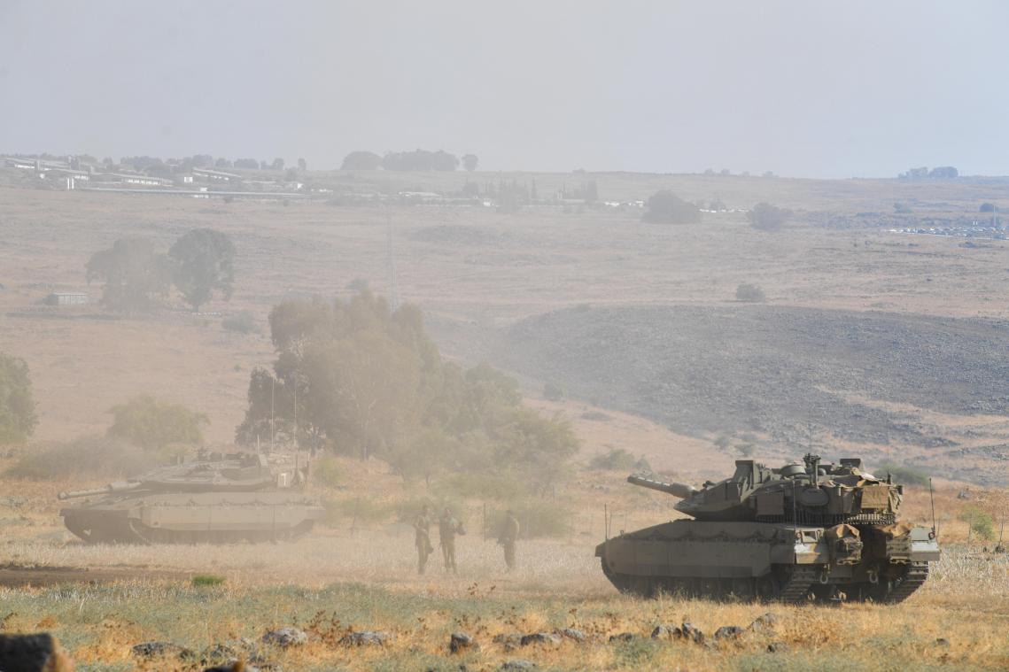 <p>En israelischer Panzer bezieht nahe der Grenze zu Libanon Stellung. Die Hisbollah übernahm am Sonntag die Verantwortung für Raketenbeschuss aus dem Südosten Libanons auf von Israel besetzte Gebiete. Israelische Artillerie erwiderte nach Angaben eines Sprechers das Feuer.</p>