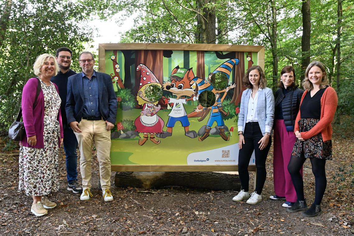 <p>Wandern mit Kindern? Das klingt nach Jammern und keine Lust. Anders sieht das auf dem neuen Zwergenpfad aus, den (von links) Marion Decker von der Tourist-Info, Schöffe Lucas Reul, Alain  Brock (RSM), Mona Locht (Kabinettschefin von Ministerin Isabelle Weykmans) sowie die Projektinitiatorinnen Nadine Streicher und Mirja Ossemann nun vorgestellt haben.</p>