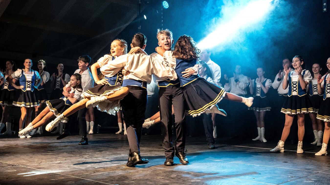<p>Die Bühne im Dorfsaal Oudler eignet sich bestens für Tanzdarbietungen.</p>