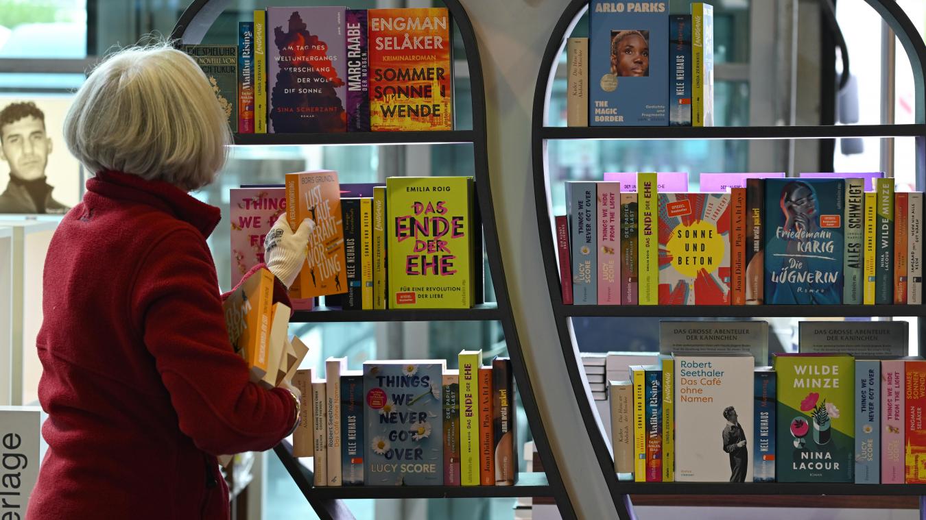 <p>Am Stand der Ullstein-Buchverlage Berlin auf der Frankfurter Buchmesse wird die Büchereule mit Büchern bestückt.</p>