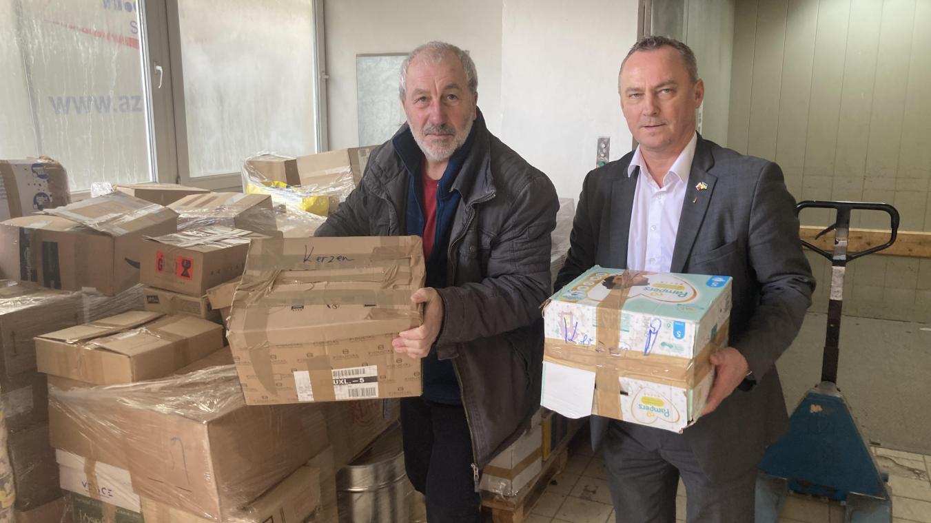 <p>Werner Kalff (l.) und Eduard Buras mit einem Teil der ostbelgischen Januar-Spenden.</p>