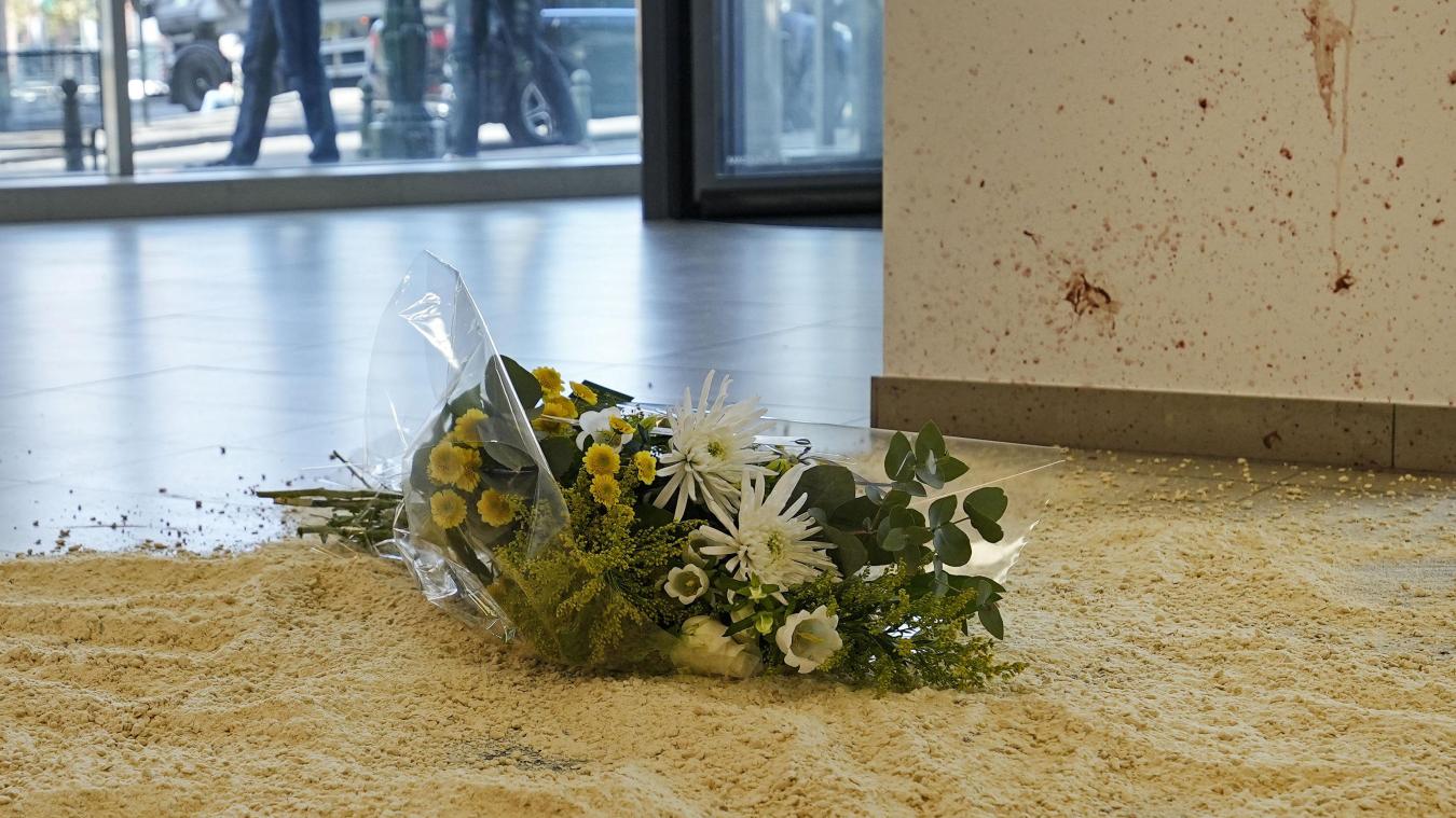 <p>Am Dienstag wurden Blumen am Tatort in der Brüsseler Innenstadt niedergelegt.</p>