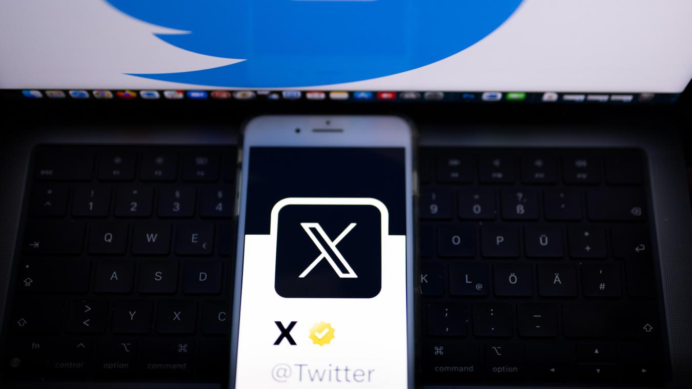<p>Auf dem offiziellen Profil von Twitter auf dem Bildschirm eines Smartphones ist der weiße Buchstabe X auf schwarzem Hintergrund zu sehen, während im Hintergrund das bisherige Logo des Kurznachrichten-Dienstes Twitter angezeigt wird.</p>