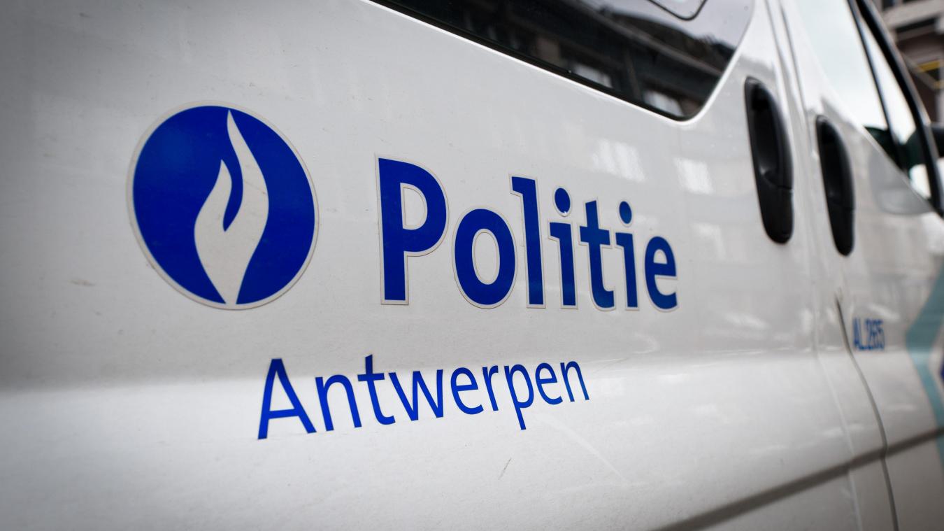 <p>Antwerpener Polizei stoppt Lieferwagen mit schwer bewaffneten Männern</p>
