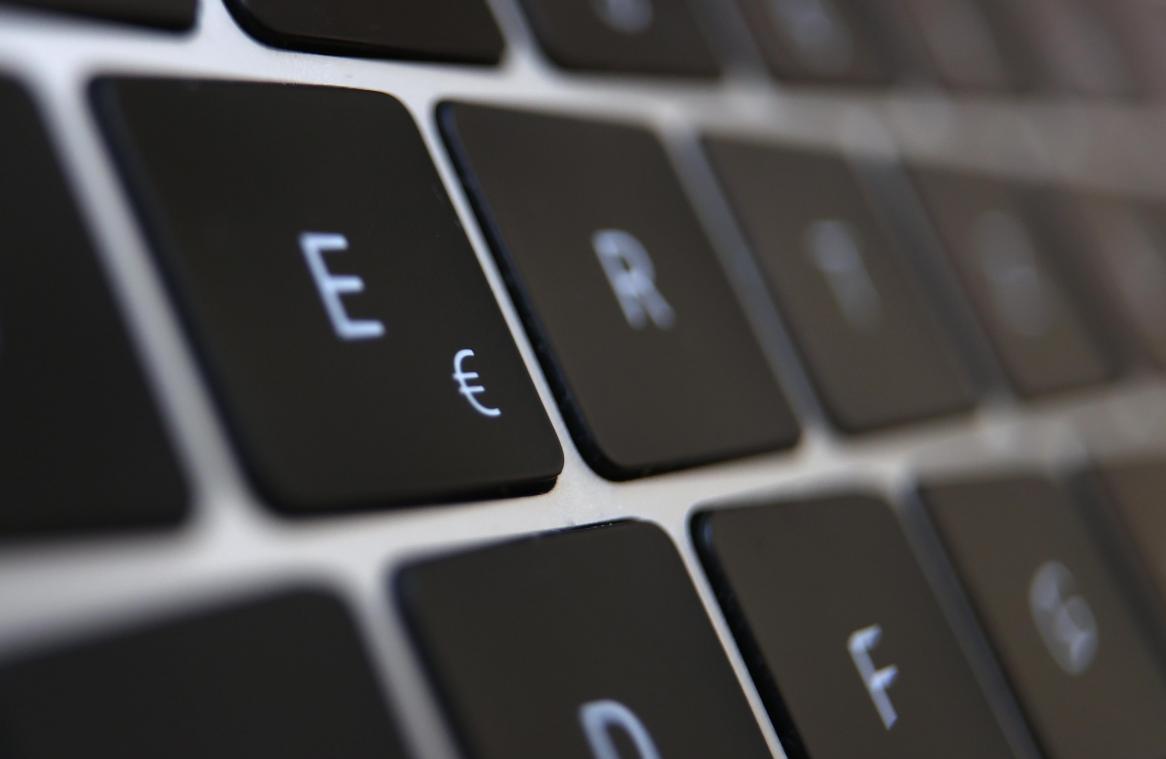 <p>Ein Eurozeichen ist auf der Tastatur eines Laptops zu sehen: Bis die Menschen im Euroraum die digitaleWährungnutzen können, wird es noch ein paar Jahre dauern.</p>