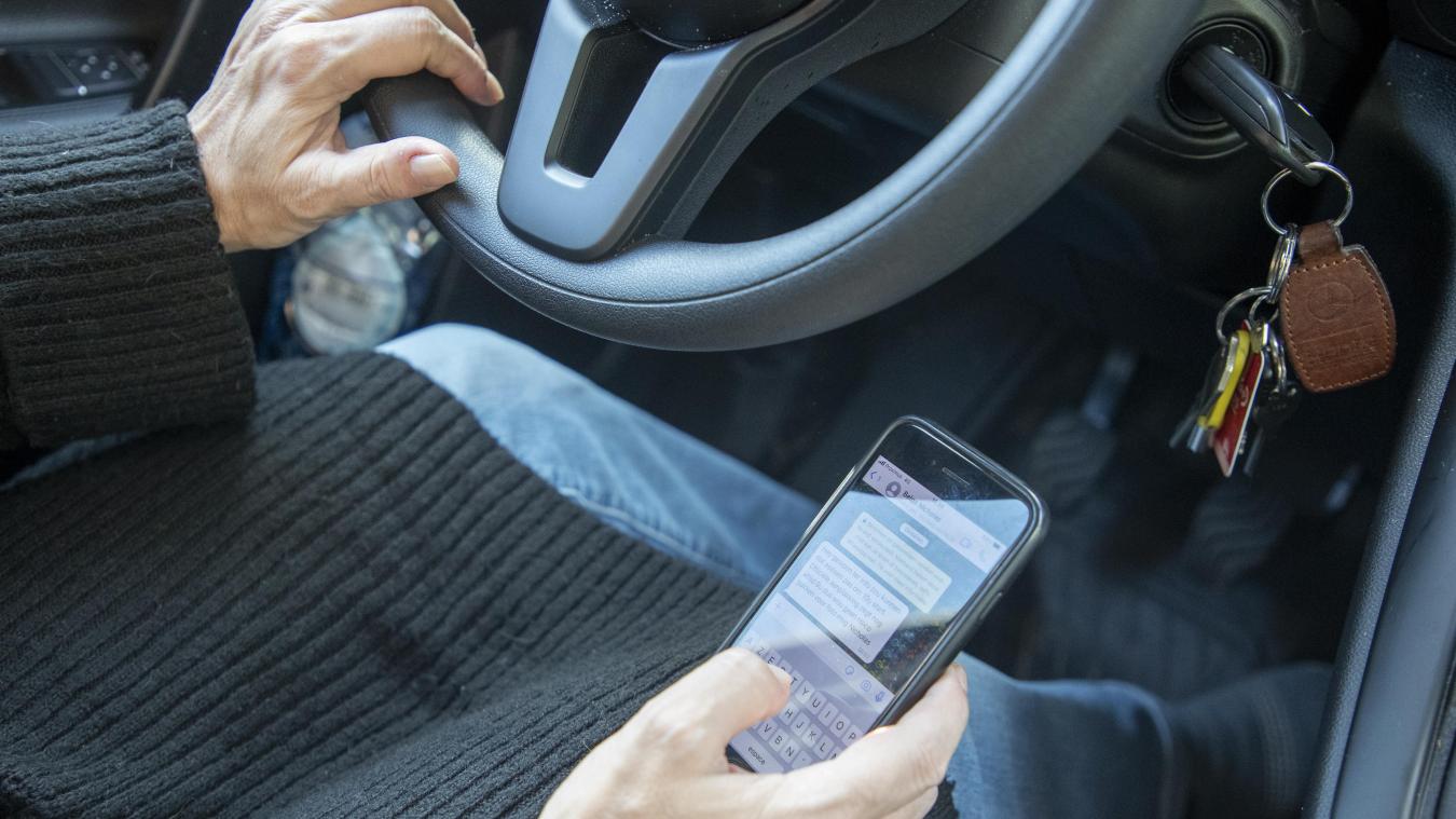 <p>Während der Fahrt Nachrichten mit dem Handy schreibenist verboten.</p>