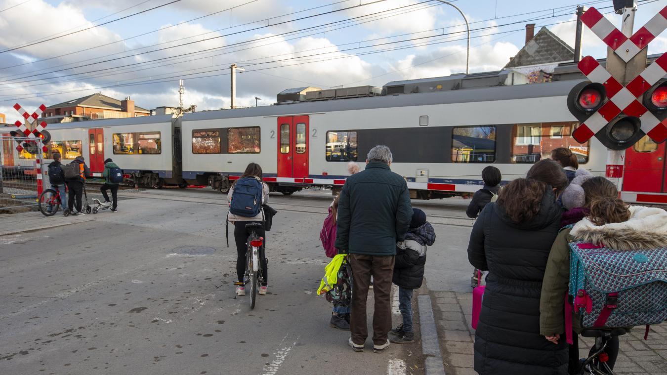 <p>Diese Aufnahme zeigt einen Bahnübergang in Zwijndrecht (Provinz Antwerpen).</p>