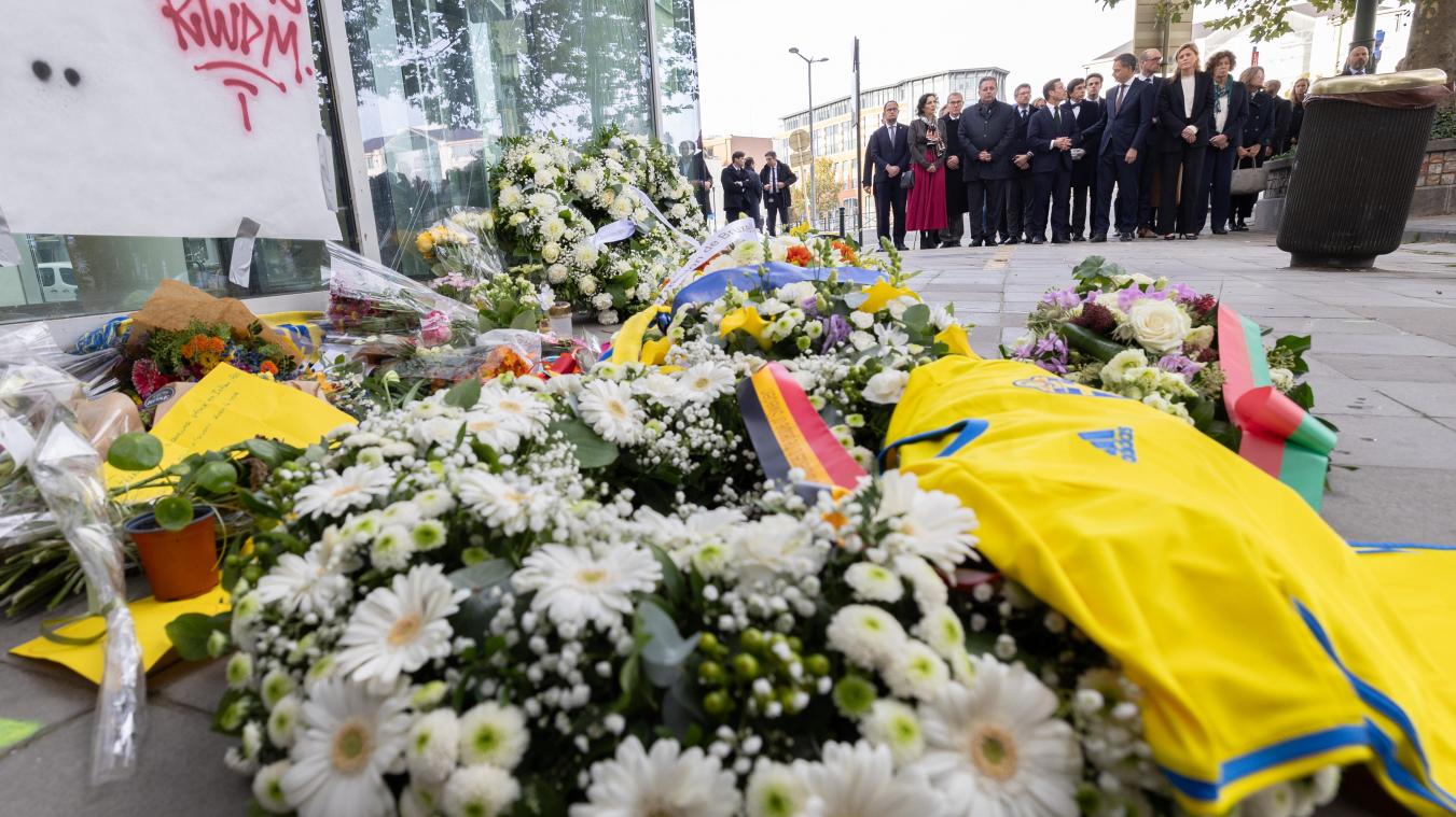 <p>Der Platz vor dem gläsernen Foyer eines Bürogebäudes, mitten in Brüssel - am Place Sainctelette - ist am Mittwochzur Gedenkstätte geworden.</p>