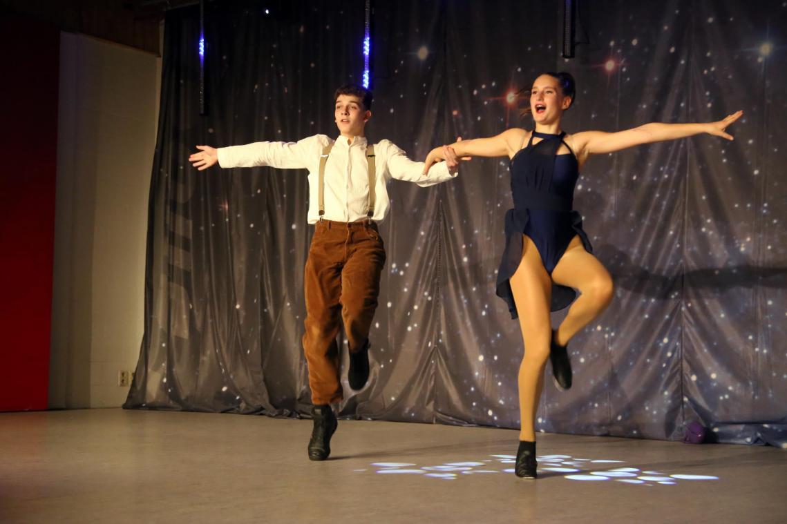 <p>Das Tanzpaar Xavier und Kiara zeigte die Beintechnik zur Filmmusik von „Titanic“.</p>