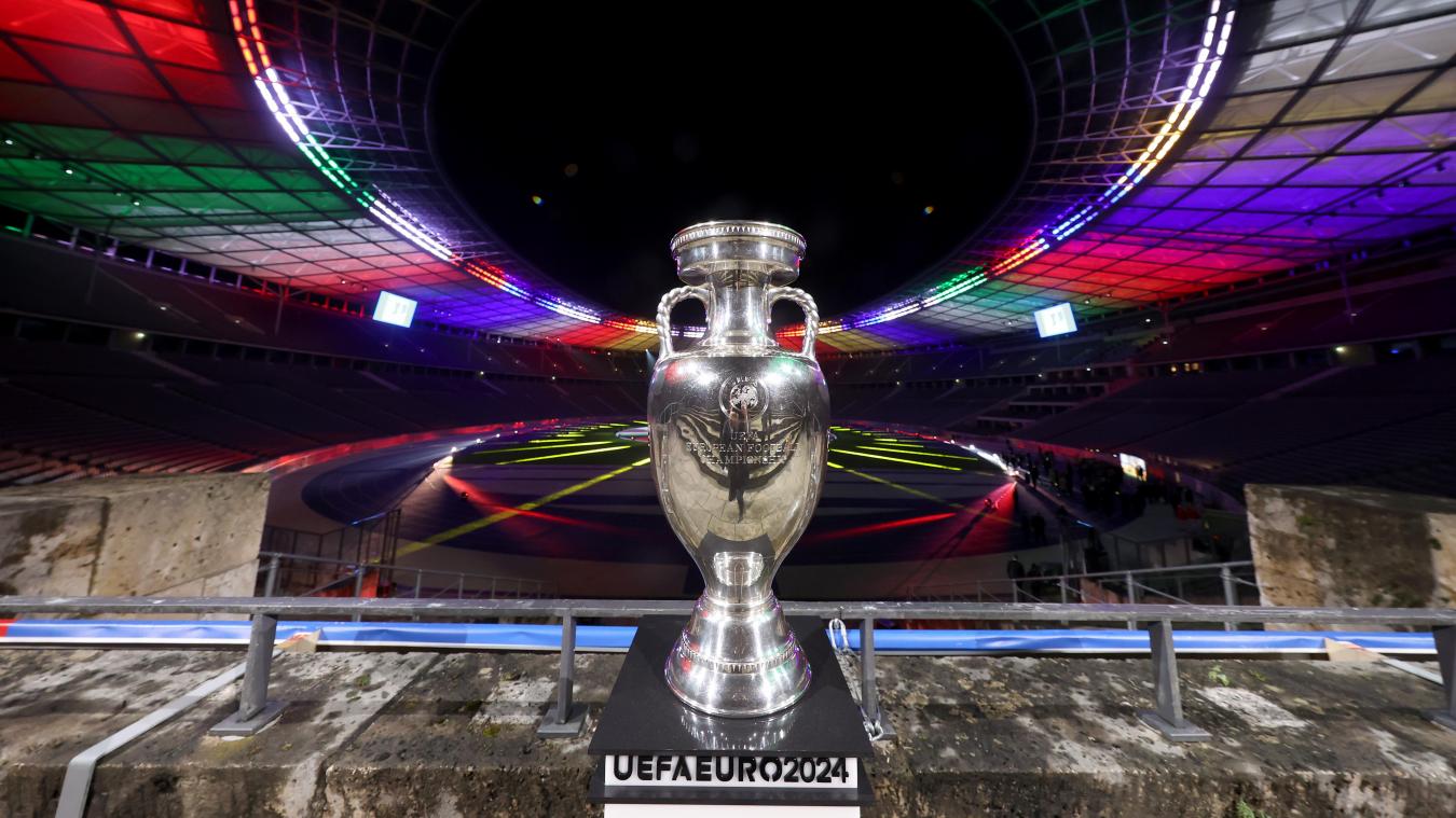 <p>Der Siegerpokal der Fußball-Europameisterschaft 2024 steht im Olympiastadion in Berlin: Die erste Verkaufsphase der Tickets für das Turnier endet am Donnerstag.</p>