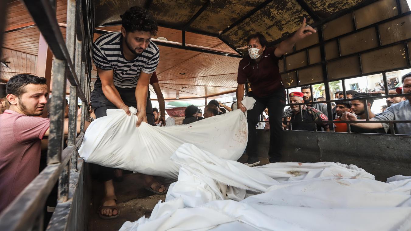 <p>Palästinenser tragen den Leichnam eines Verwandten nach dem Angriff auf das Ahli Arab Hospital, bei dem zahlreiche Zivilisten getötet wurden.</p>