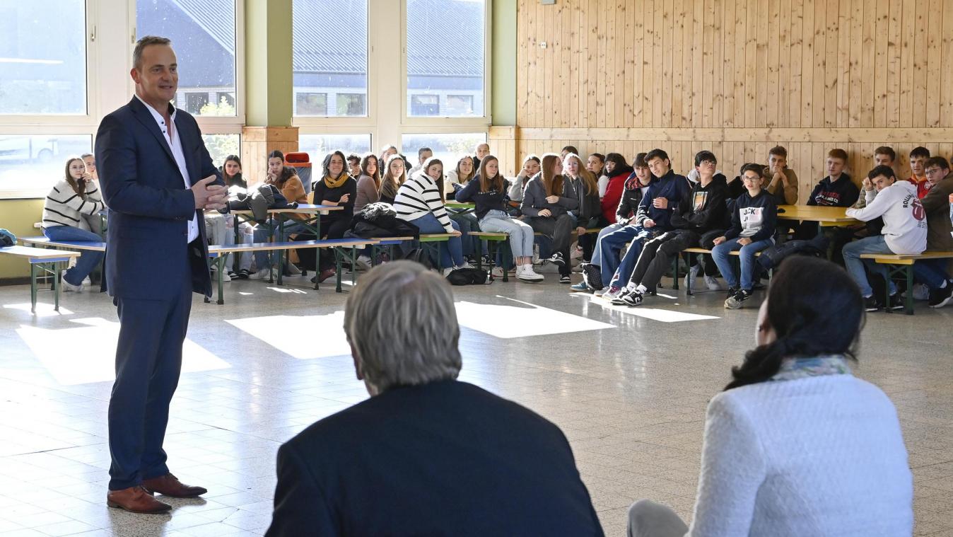 <p>Ministerpräsident Oliver Paasch spricht vor Schülern „seiner“ Schule, der BS St.Vith, wo er sein Abitur machte.</p>