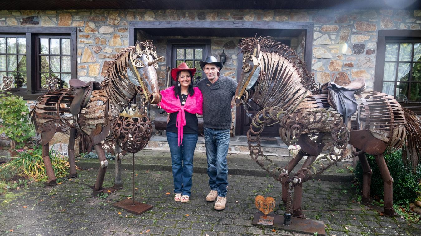 <p>Im Außenbereich seines Wohnhauses zeigt der Künstler Leo George zwei Pferde aus Metall. „Viele Passanten bleiben spontan stehen und sind begeistert. Das bestärkt mich in meiner Kunst“, sagt der Braunlaufer.</p>