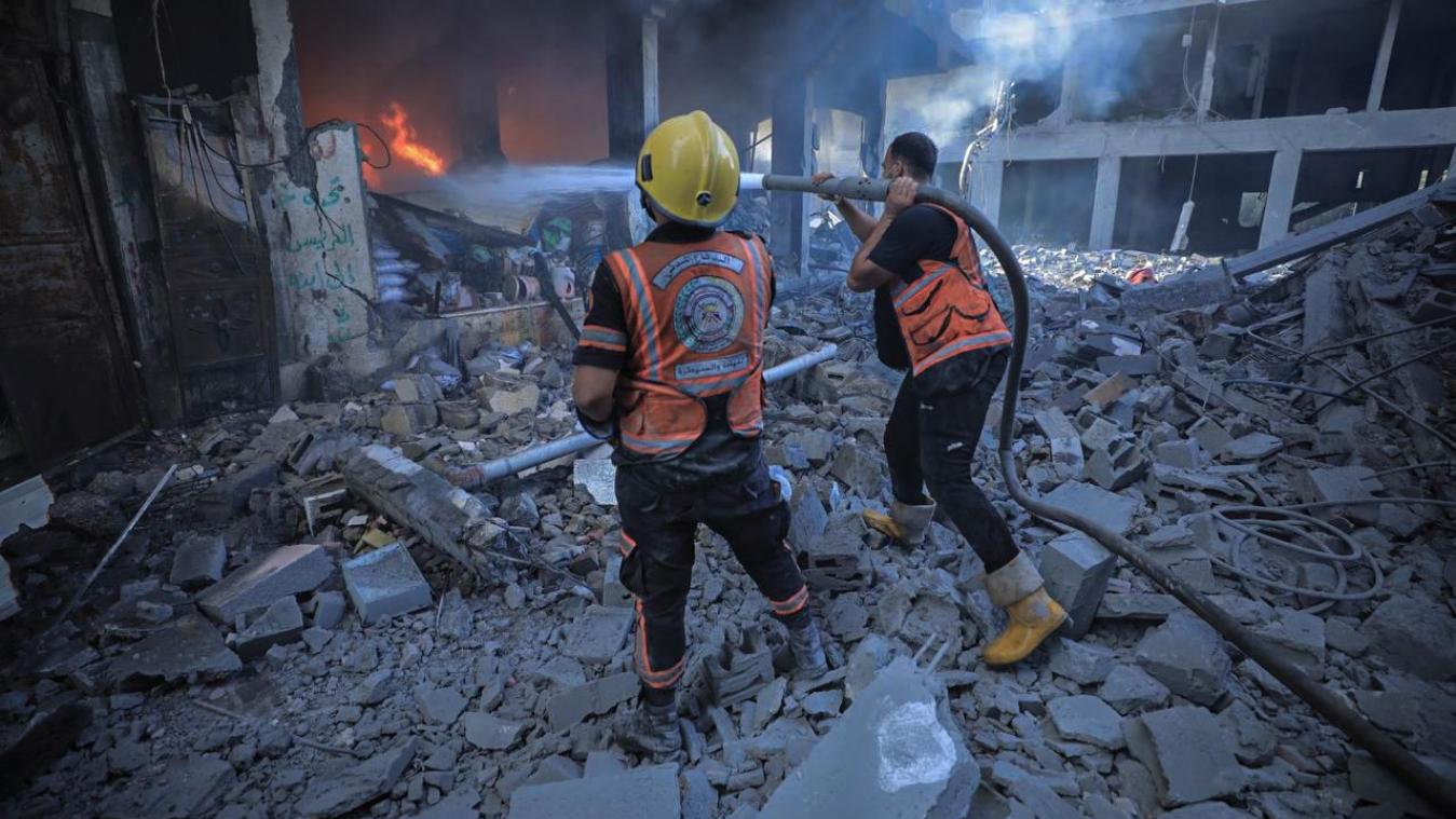<p>Palästinensische Gebiete, Gaza: Ein Feuerwehrmann löscht einen Brand nach einem israelischen Bombenangriff in der Stadt im Gaza-Streifen.</p>