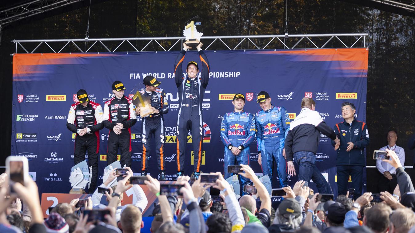 <p>Thierry Neuville-Martijn Wydaeghe (Mitte) feiern auf dem Podium den Sieg, Kalle Rovanperä-Jonne Halttunen den WM-Titel. Fotos: Hyundai Motorsport</p>